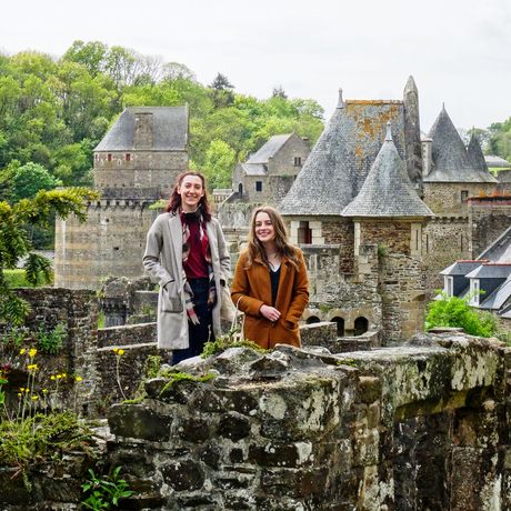 rennes-two-girls-posing-castle-fougeres