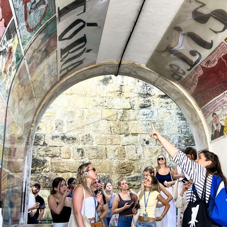 lisbon-large-student-group-city-tour-tunnel-art