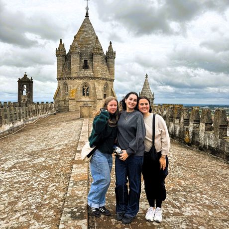 lisbon-three-women-evora-castle