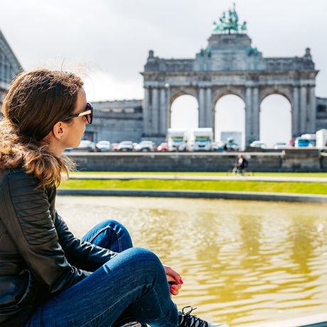 brussels-young-woman-cinqauantenaire-park