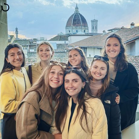 florence-female-student-group-posing-duomo-background