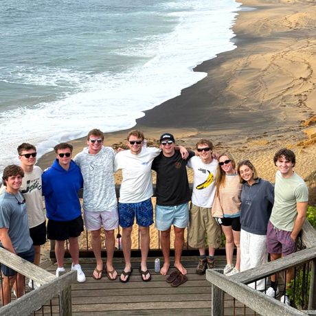 melbourne-large-student-group-posing-great-ocean-road