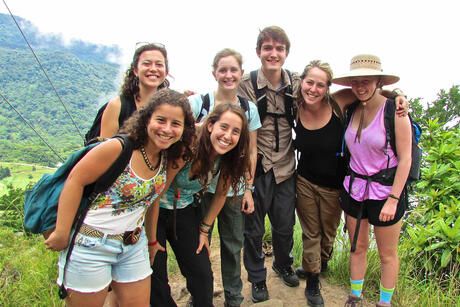 monteverde-costa-rica-hiking-students-group