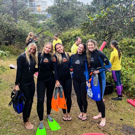 sydney-five-female-students-snorkling-trip