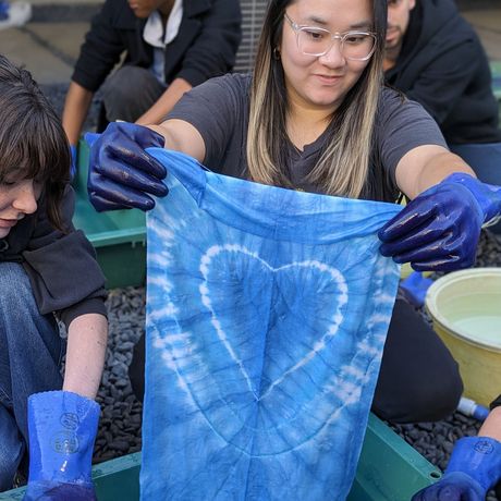 tokyo-female-student-dyeing-hand-towel