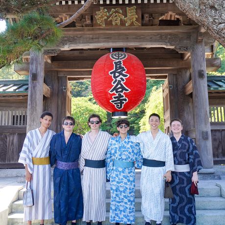 tokyo-six-male-students-traditonal-dress-kamakure-temple