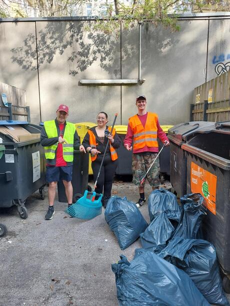 CIEE students cleaning streets in Berlin