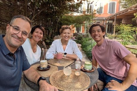 host-family-student-lunch-drinks