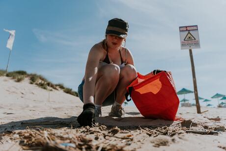 CIEE student cleaning beaches in Lisbon