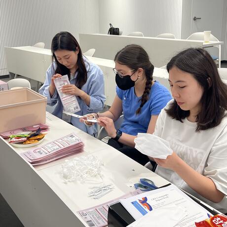 CIEE Seoul students and staff upcycling together