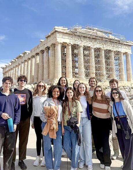 athens-large-student-group-posing-acropolis-front-scaffolding