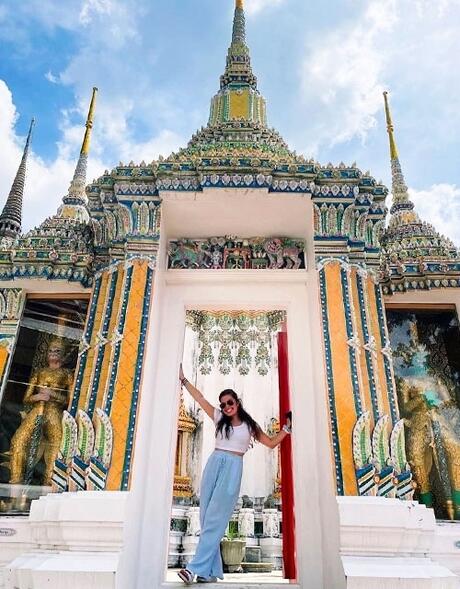 bangkok-woman-posing-wat-phra-kaew