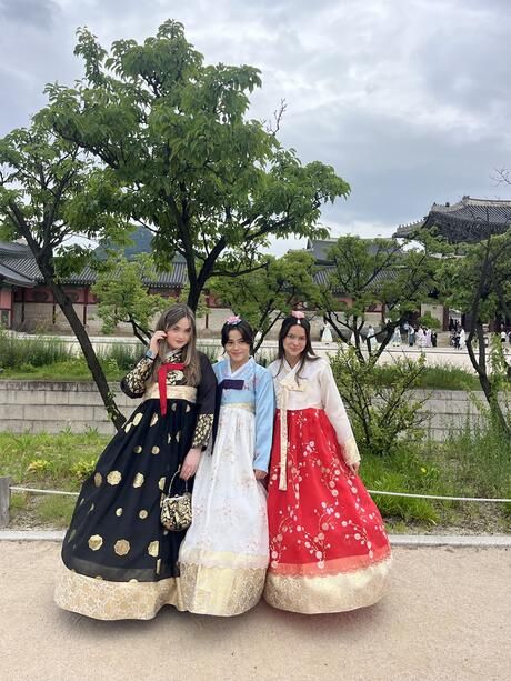 hssa-students-in-traditional-korean-hanbok-in-seoul.jpg