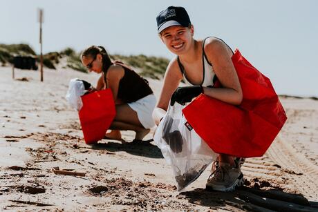 lisbon-female-students-beach-clean-up