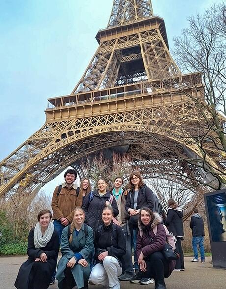 paris-students-group-posing-eiffel-tower