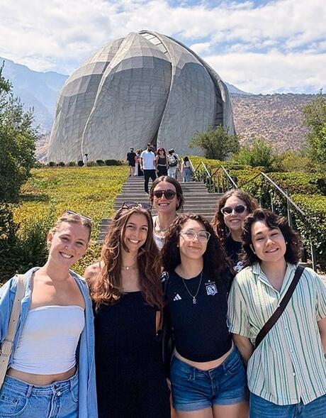 santiago-ch-female-student-group-posing-bahai-i-temple-steps