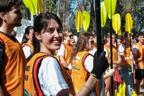 seville-ccii-smilling-female-student-large-group-volunteers