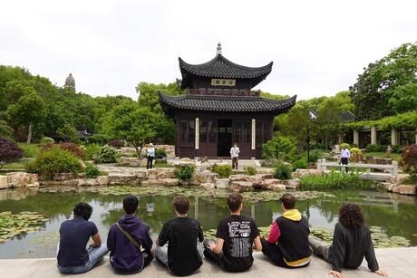 shanghai-students-in-front-of-a-temple.jpg