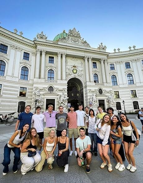 vienna-large-student-group-posing-outside-hofburg-palace