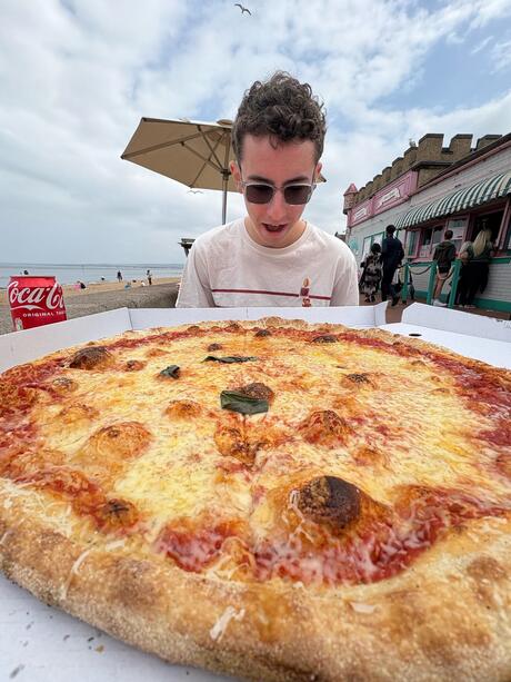 hssa-edinburgh-student-with-pizza-at-portobello-beach.jpg