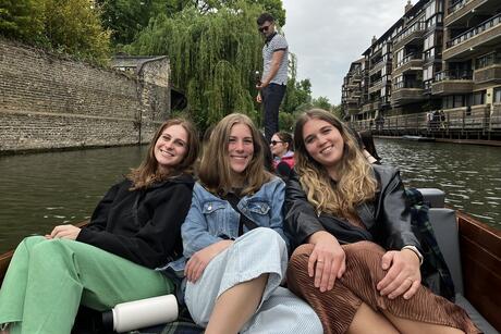 london-students-punting-at-cambridge.jpeg