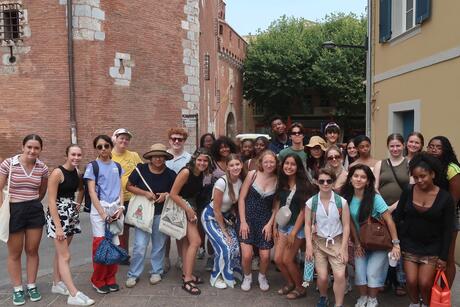 hssa-toulouse-students-on-guided-tour-safety.JPG
