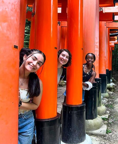 kyoto-three-girls-posing-tori-gates