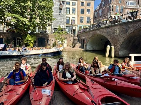Students on kayaking exursion 