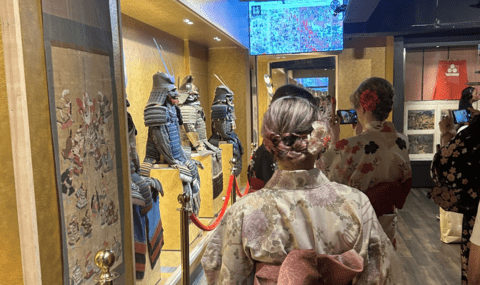 student looking at samurai armor at samurai museum