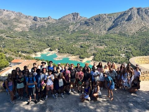 Students smile all together at a beautiful lookout on their day trip to Guadalest!