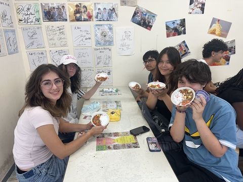 People with curry shokuhin samples