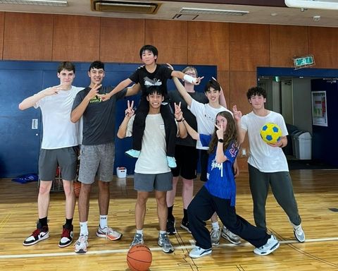 Japan study abroad students posing with basketball