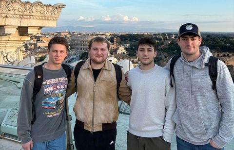 rome abroad students downtown touring historical site