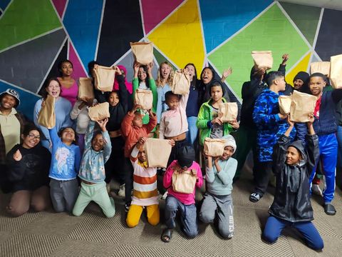 cape-town-volunteers-students-holding-bags