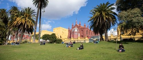 Buenos Aires open campus students on lawn