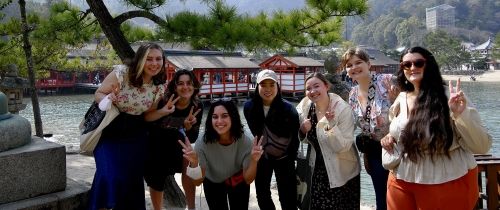 miyajima temple girls group picture