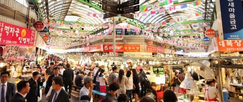 Busy market in Seoul, South Korea
