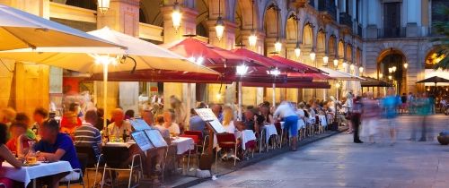 barcelona busy street people eating