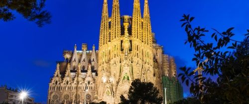 nighttime la sagrada familia lit up