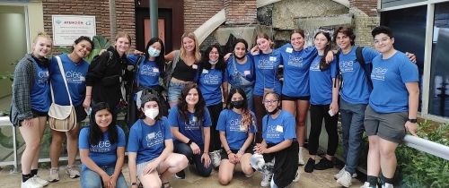 High school students in Global Navigators shirts in Santiago de los Caballeros