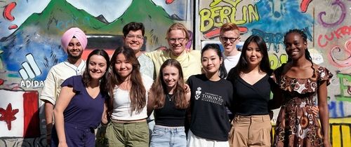 berlin-wall-students-group-grafiti