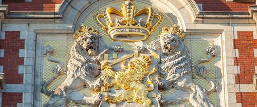 amsterdam-coat-of-arms-stone-carving-central-train-station