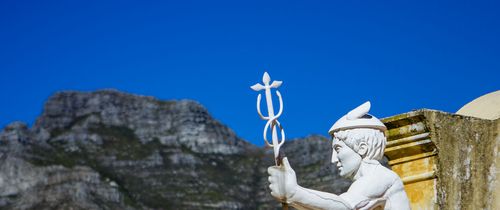 cape-town-mercury-statue-table-mountain-background