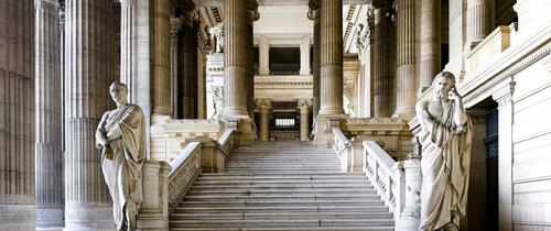 brussels-courthouse-entrance-statues