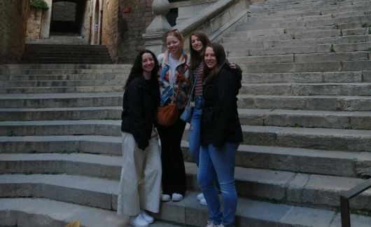 barcelona study abroad students on steps