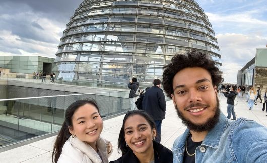 Berlin Reichstagskuppel three students