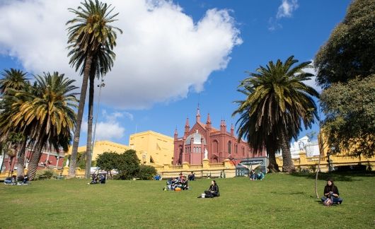 Buenos Aires open campus students on lawn