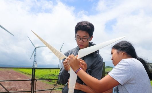 monteverde students working on wind turbine