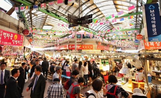 inside crowded market in seoul