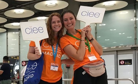 Teach in Spain participants holding up signs at the airport